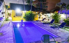 Casa com piscina e mini campo de futebol em Cabo Frio